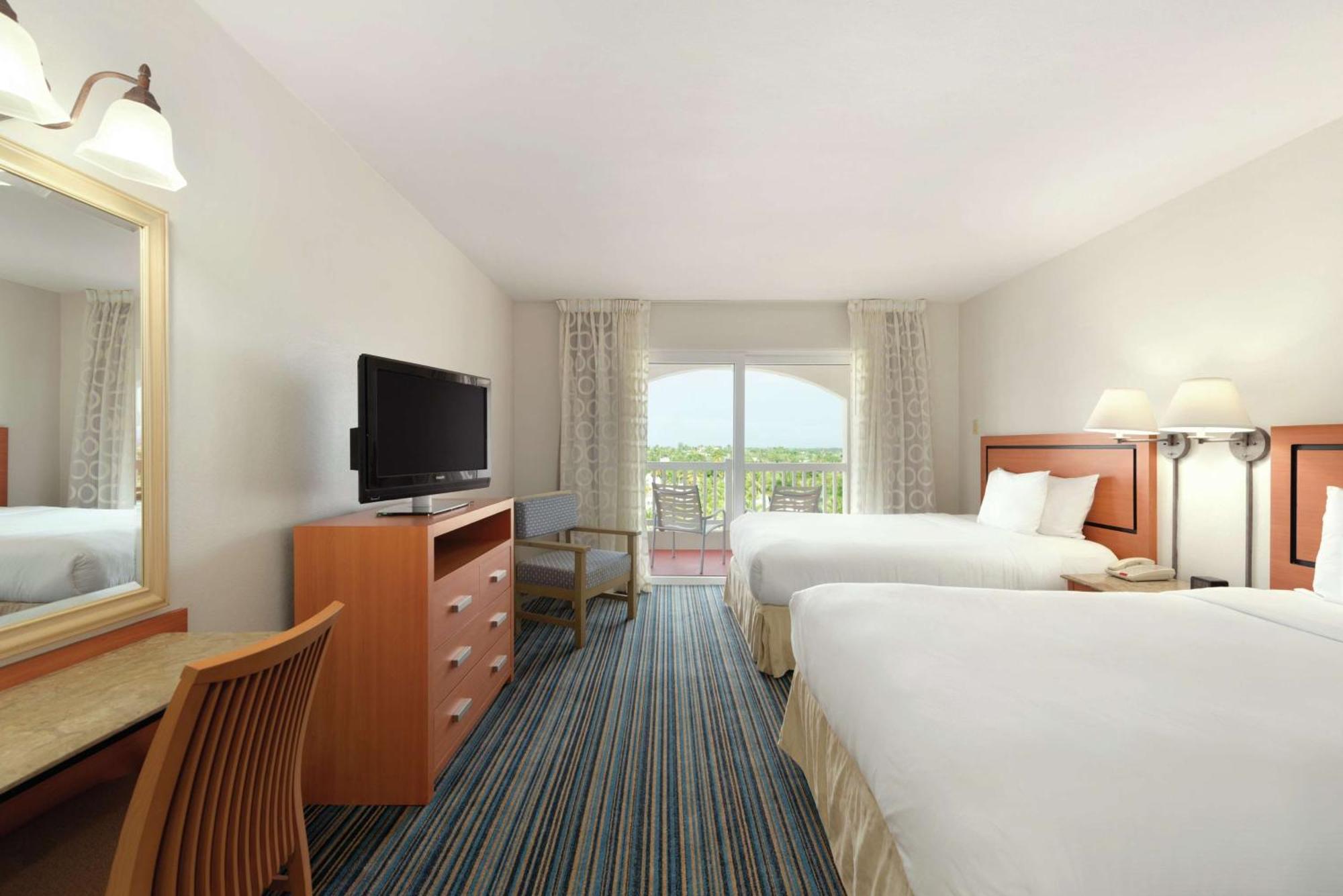 Embassy Suites By Hilton Dorado Del Mar Beach Resort Kültér fotó