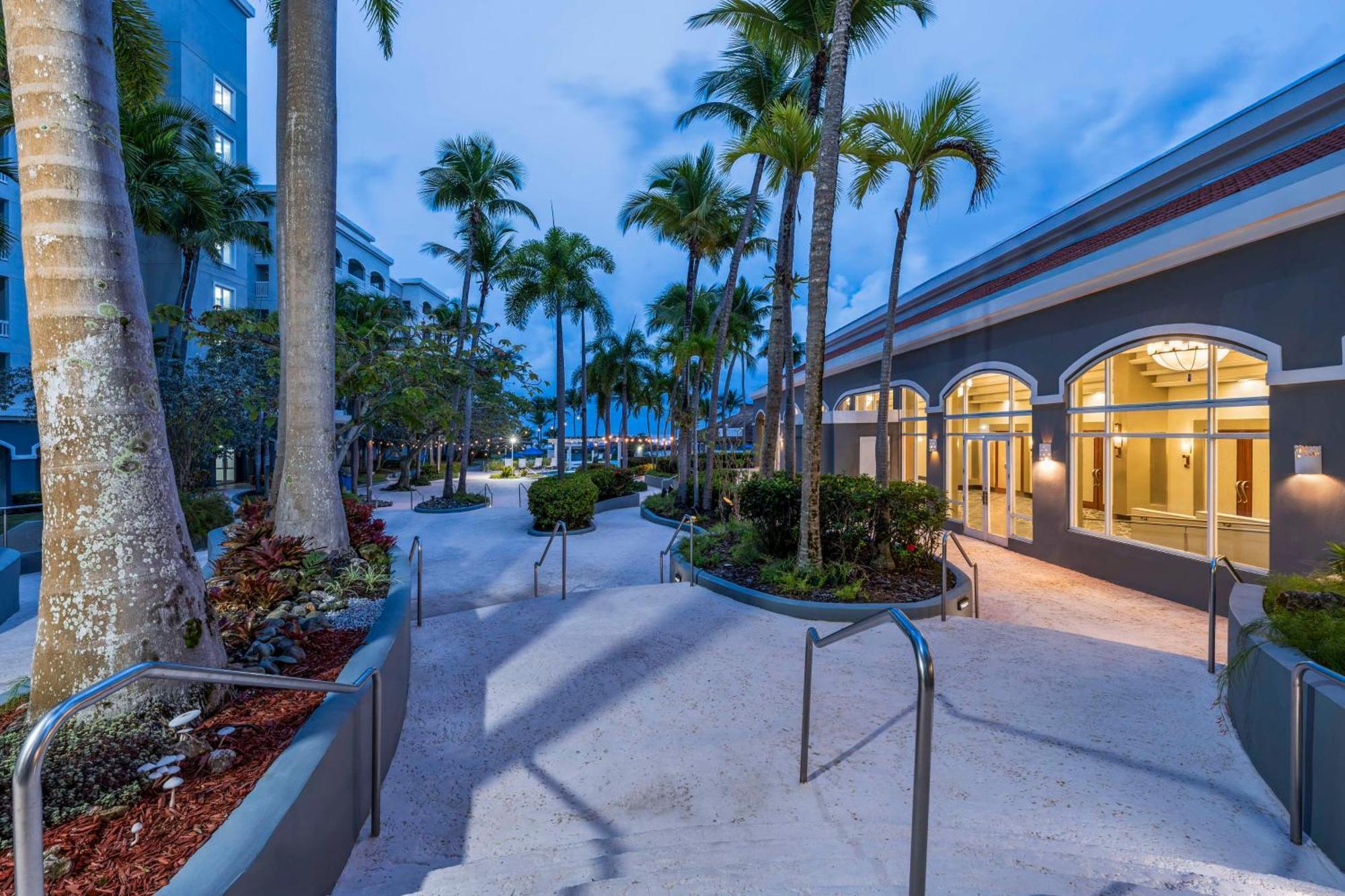 Embassy Suites By Hilton Dorado Del Mar Beach Resort Kültér fotó